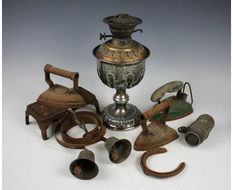 An Edwardian Walker & Hall Sheffield plate oil lamp, with acanthus leaf detailing and removable fitting to top, stamped to un