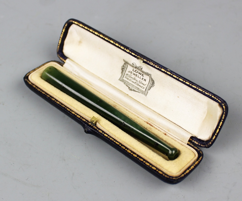 A nephrite jade cheroot/cigarette holder, 9.8cm long, within a fitted ...