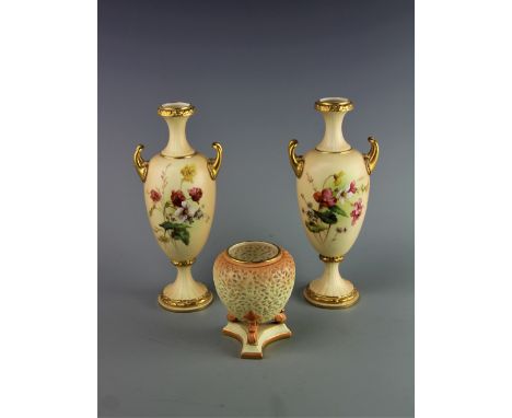 A Graingers Worcester reticulated vase, on acanthus leaf triform base, (marks worn), 10cm, with a pair of Royal Worcester blu