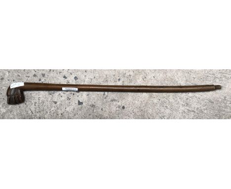 AN UNUSUAL VINTAGE WOODEN STICK WITH 'KNUCKLE' HANDLE DESIGN 