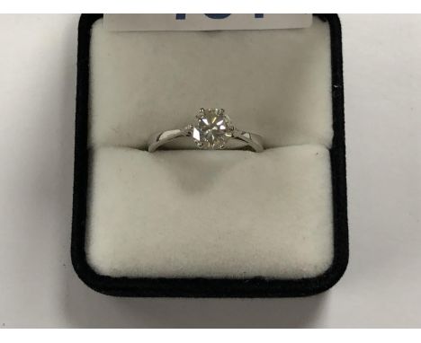 A LADIES DIAMOND SOLITAIRE RING SET TO AN 18CT WHITE GOLD SHANK, WEIGHT 3.5G, APPROX DIAMOND WEIGHT 1.25CT, APPROX CLARITY K/