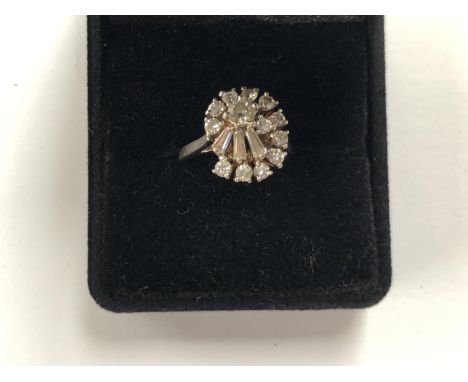 A LADIES DIAMOND CLUSTER RING SET TO AN 14CT WHITE GOLD SHANK, WEIGHT 4.3G, CENTRAL DIAMOND APPROX 0.2CT, TOTAL DIAMONDS APPR