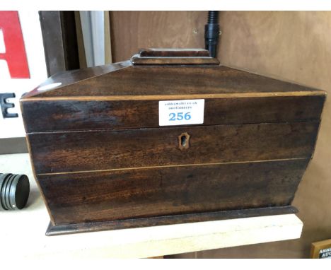 A GEORGIAN MAHOGANY TEA CADDY 