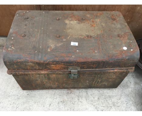 A METAL TRAVEL TRUNK 71CM X 46CM X 42CM 