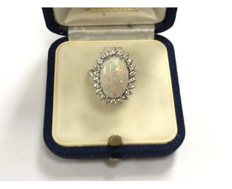 A LADIES AUSTRALIAN OPAL AND DIAMOND STONE CLUSTER RING SET TO 18CT WHITE GOLD SHANK, CENTRAL OPAL APPROX 15 X 10 MM, TOTAL D