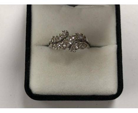 A LADIES DIAMOND CLUSTER RING SET TO AN 14CT WHITE GOLD SHANK, WEIGHT 5.5G, CENTRAL DIAMOND APPROX 0.2CT, TOTAL DIAMOND WEIGH