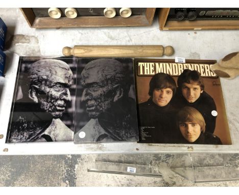 A MIXED GROUP OF ITEMS TO INCLUDE PLAQUES, ROLLING PIN AND 'THE MINDBENDERS' LP (4) 
