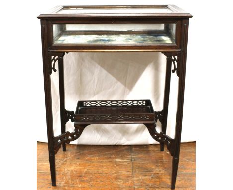 Chinese chippendae vitrine. Height 77cm, width 58.5cm, depth 42cm.