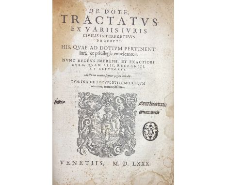DE DOTE, Tractatus ex variis juris civilis interpretibus decerpti. Venice, (no pr.), 1580. (12), 607 pp. W. woodcut printer's