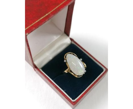 Ring punziert und geprüft. Gefasst ist ein tropfenförmiger Opal mit den Maßen: ca. 21,6 x 11,9 x 3 mm, sowie 3 Diamanten von 