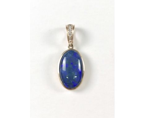Auf der Schließe punziert 375. Gefasster Opal mit den Maßen 20 x 12 mm. In der Schließe sind 5 Diamanten; von 0,005 bis 0,03 