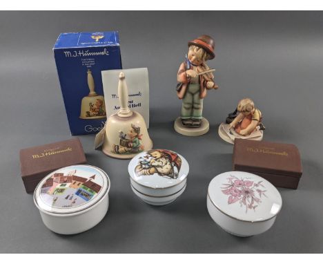 2 Figuren, 'Ein Dicker Gruß' (geklebt) Höhe ca. 8,5 cm, 'Little Fiddler' Höhe ca. 19,5 cm. 1 Hummel Jahresglocke 1978, in der