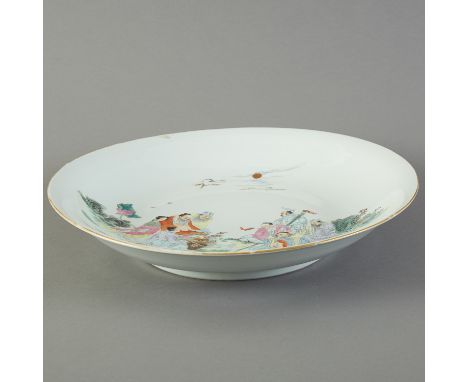 A very finely enameled Chinese famille rose porcelain charger with fantastic decoration. 20th century. Very high quality of e