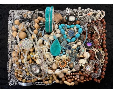 A Collection of Assorted Vintage Costume Jewellery to include pearls, brooches, necklaces, earrings etc