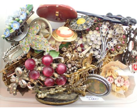 Box of vintage mixed metal brooches 