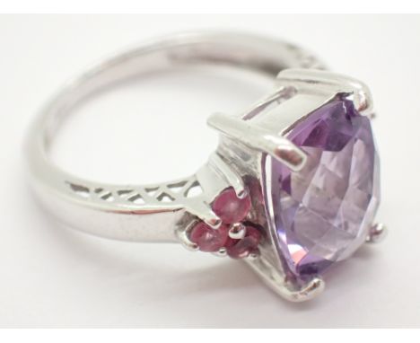 9ct white gold fancy amethyst ring size I 3.7g