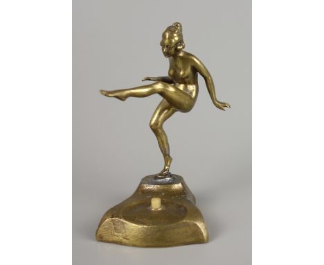 Tischklingel / Klingelknopf "Tanzender Akt", um 1910, in der Art von Josef LorenzlH. 11cm, auf einem Bein tanzender Akt; Schr
