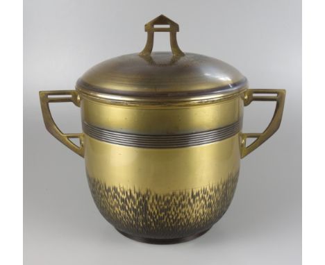 Bowle, Art Déco, 1920er JahreMessing mit Reliefdekor, seitliche Handhaben, innen mit Glaseinsatz, H.30cm, D.22,5cm