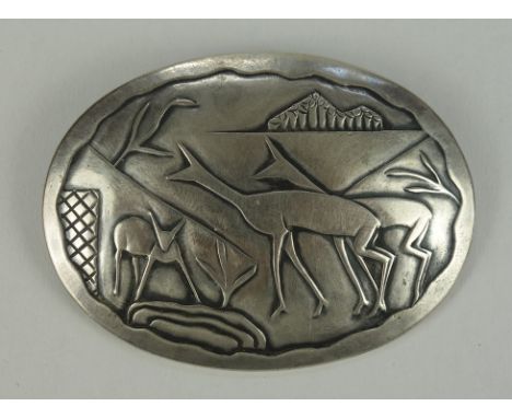ovale Brosche, Art Déco, 800er Silber, Gew.32,19gstilisierte Tiere an einer Tränke im Relief, B*H 6,65*4,9cm