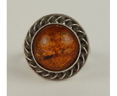 Ring mit rundem Bernstein, 835er Silber, Fischlandschmuck, 1949/1950er JahreGew.6,33g, Punze: dicker Fisch im Quadrat, runder