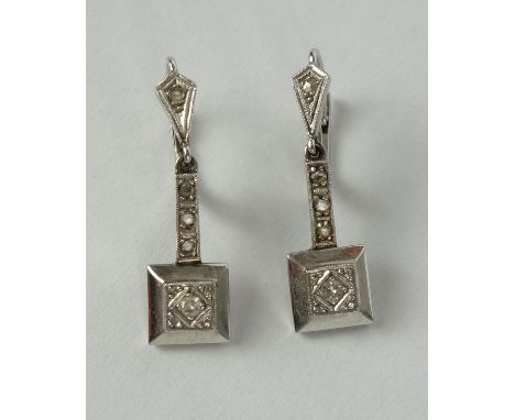 Paar Ohrhänger mit Brillant u. Diamantrosen, 585er Weißgold, Originaletui, Art DécoGew.3,52g, je 1 Brillant, ca.0,06ct, quadr