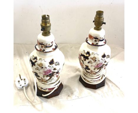 A pair of masons blue mandalay lamp bases in good working order 