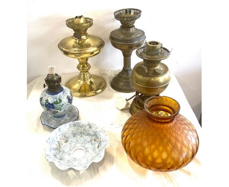 Job lot of 4 oil lamps and 1 lamp base 