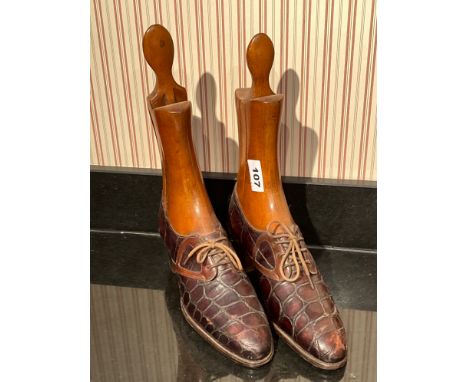 A pair of vintage ladies' leather shoes and wooden boot jacks, L. 26cm, H. 33cm.