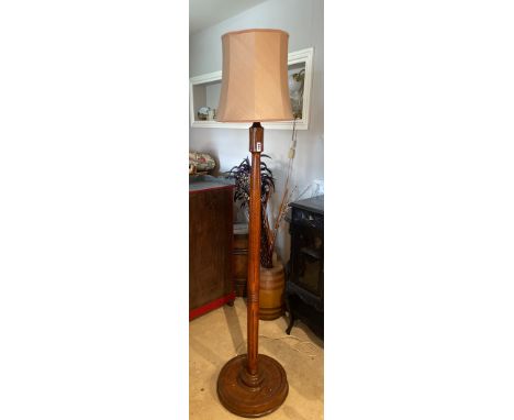 A lovely turned oak standard lamp, H. 182cm (with shade).