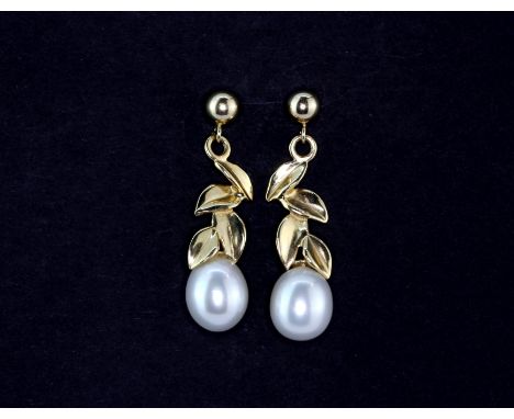 A pair of 14ct yellow gold (marked 14K) pearl set drop earrings, L. 2.3cm.