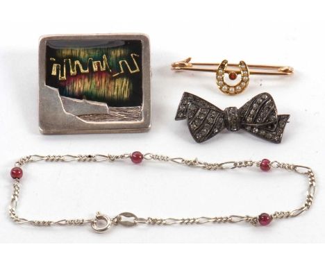A mixed lot of jewellery: to include an unmarked yellow metal and seed pearl brooch, 30mm long, 1.3g; a silver and garnet bea