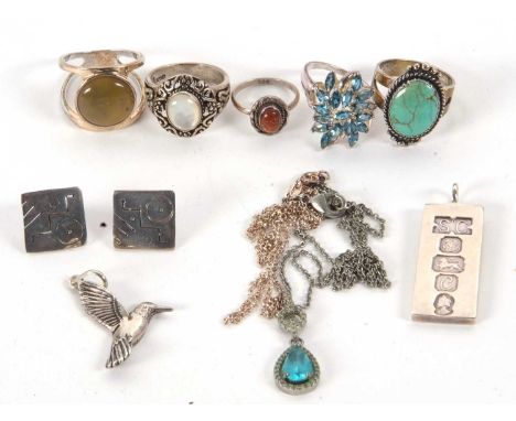 A mixed lot of jewellery, to include a silver and topaz cluster ring, a silver and turquoise ring, a silver ingot pendant, a 