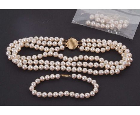 A cultured pearl necklace and bracelet, the three strand cultured pearl choker of uniform pearls approx. 6.5mm diameter, with