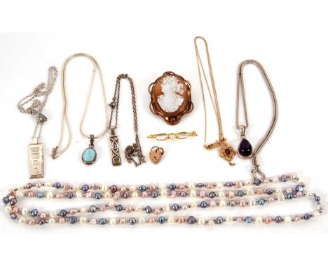 A mixed lot of jewellery: to include a 9ct cultured pearl bar brooch, with Sheffield import mark 1985, 42mm long, 1.7g; a gar