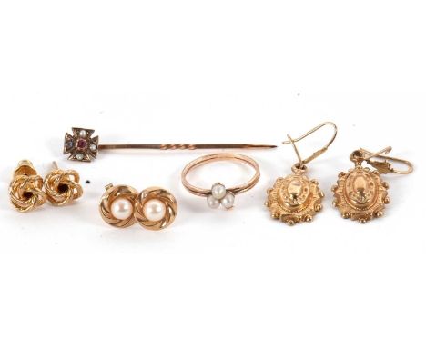 A mixed lot of gold and yellow metal jewellery: to include a pair of knot earrings stamped 375 with London assay mark; a pair