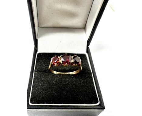 9ct gold garnet  ring (2.7g) 