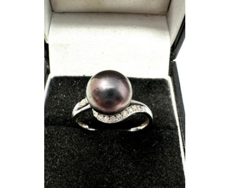 18ct white gold cultured pearl  ring with diamond shank (3.5g) 