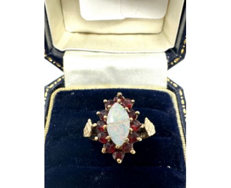 9ct gold opal &amp; garnet ring (3.1g) crack to opal as shown 