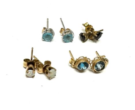 4 x 9ct yellow &amp; white gold topaz &amp; opal stud earrings (2.3g) 