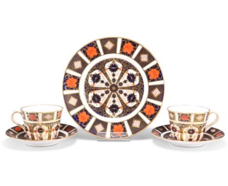 FIVE PIECES OF ROYAL CROWN DERBY IMARI PATTERN, 1128, comprising a side plate, two tea cups and two saucers, the cups and sau