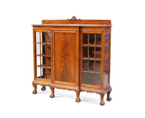 AN EARLY 20TH CENTURY MAHOGANY VITRINE, in Chippendale style, breakfront, with gadrooned edge and ball and claw feet issuing 