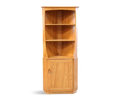 AN ERCOL LIGHT ELM FLOOR-STANDING CORNER CABINET, with fixed open shelves above a cupboard door. 179.5cm high, 73cm wide, 42c