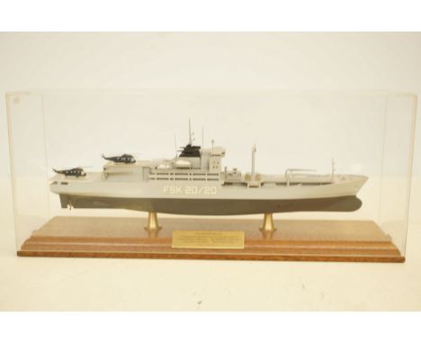 Fleet support king 20/20 British ship builders model ship in case  40 cm 