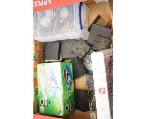 Solder pot, moulds &amp; painting equipment - model solider related 