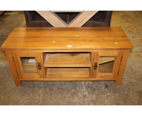 A QUALITY MODERN OAK TELEVISION CONSOLE CABINET H-50 W-120 D-44cm