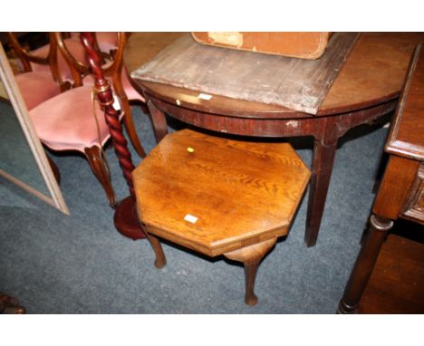 A VINTAGE OAK OCTAGONAL SIDE TABLE TOGETHER WITH AND OAK BARLEYTWIST STANDARD LAMP (2)