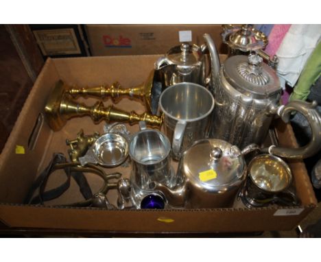 A TRAY OF SILVER PLATED METALWARE TO INCLUDE A BRASS DOG OF FO FIGURE, SILVER PLATED TEAPOTS, CELTIC STYLE QUAICH ETC. 
