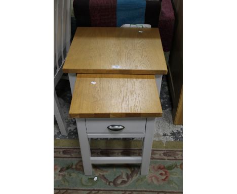 A MODERN LIGHT OAK AND PAINTED LAMP TABLE TOGETHER WITH A MATCHING SINGLE DRAWER SIDE TABLE (2)