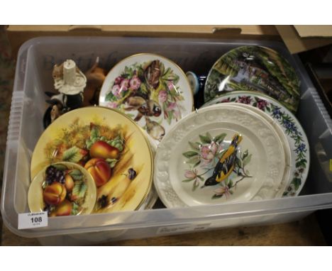 A TRAY OF ASSORTED COLLECTORS PLATES AND OTHER CERAMICS TO INCLUDE AYNSLEY ORCHARD GOLD EXAMPLES, ROYAL WORCESTER, PALISSY ET