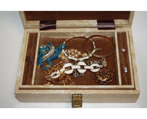 A BOX OF COSTUME JEWELLERY TO INCLUDE A SILVER DRESS RING, SPHINX BROOCH, ROLLED GOLD BANGLE ETC